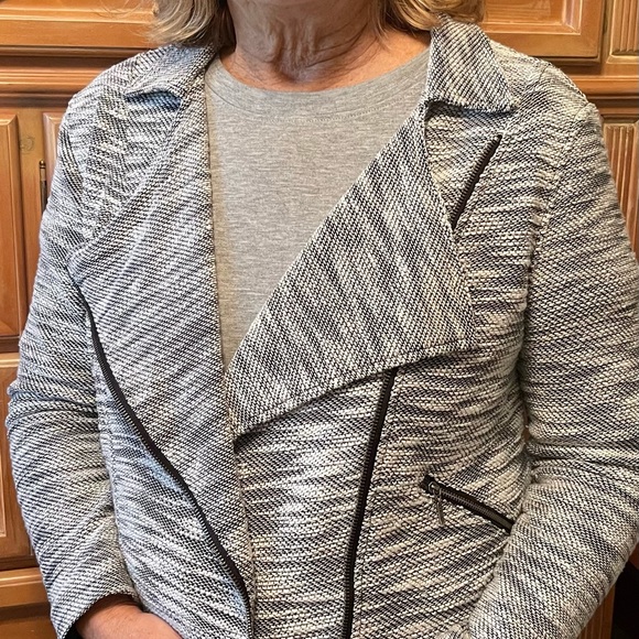 DEPT 222 Ladies Black and White Collared Zippered and Lined Jacket Preowned - Picture 6 of 15